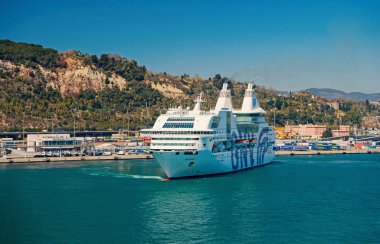 Barselona, İspanya, 30 Mart 2016: okyanus gemisi Gnv Rhapsody Genova dağlar, deniz limanında. Hedef ve liner gezi gezisi. Yaz tatili liner. keşif deniz gemisi tarafından seyahat