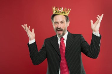 Üstün ve narsist. Kral töreni ol. Ben sadece üstünüm. Ödül ve başarı. Üstünlük hissi. Üstün insan olmak. Takım elbiseli adam monarşinin altın taç sembolü tutun