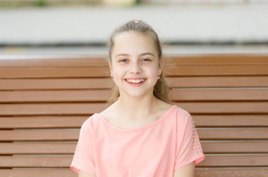 Yaz tatilleri. Küçük çocuk yürümekten hoşlanır. Mutlu günler. En iyi aksesuarıma gülümse. Gülümseme ona yakışıyor. Uluslararası çocuk günü. Sonuna kadar gülümsüyor. Kız kaygısız çocuk. Çocuk uzun saç güneşli gün yürüyüş