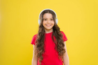 Mükemmel ses kalitesi. En iyi şarkılar. Çocuk genç kulaklıkla müzik çalmakeyfini çıkarın. Küçük kız en sevdiği müzikten hoşlanıyor. Ritmi yakalayın. Müzik kulaklık dinleyen çocuk. Eğlence ve eğlence