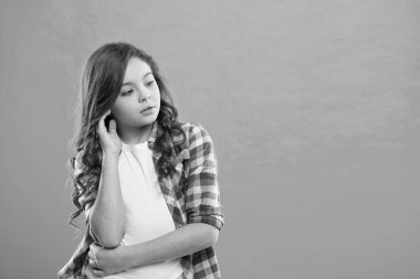 Hayal kurma kavramı. Düşünceli çocuk, karar ver. Şirin kıvırcık saçlı çocuk. Sıradan bir kız gibi görünmek zor bir karar vermek ya da seçim yapmak demektir. Onun için zor bir karar. Düşünceli kız zor kararlarla meşgul.