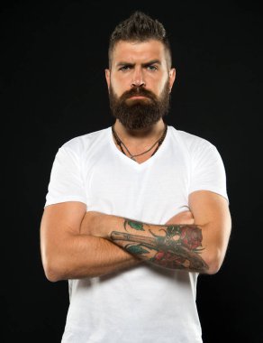 Sakal moda ve berber kavramı. Adam yakışıklı hipster şık sakal ve bıyık. Berber uçları sakalını korur. Şekillendirme ve sakal bakımı kırpma. Güzellik ve erkeklik. Sakallı kendine güvenen hipster