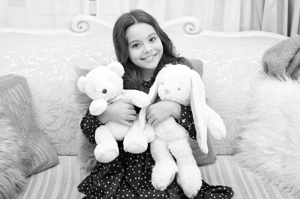 Le matin avant Noël. Intérieur. attendant le Père Noël. Enfant avec des jouets. petite fille jouant. . Noël vacances en famille. Bonne année. Jolie maison. petite fille enfant attendre pour cadeau de Noël — Photo