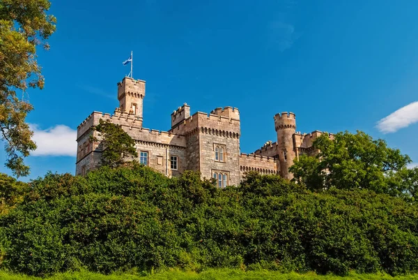 Férias de verão e desejo de viajar. Castelo com árvores verdes em Stornoway, Reino Unido. Lews Castelo no jardim no céu azul. Arquitetura e design estilo vitoriano. Marco e atração . — Fotografia de Stock