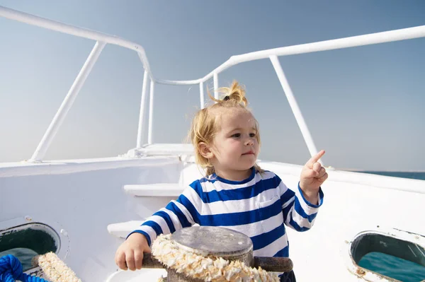Sommerreisen mit der Familie. Kinder genießen Sommerferien. Sommer-Marine-Mode. Der beste Sommer aller Zeiten. kleiner Seemannsjunge dockt das Boot an. Luxusurlaub. Entspannung und gesunder Lebensstil. Zeit zum Entspannen — Stockfoto