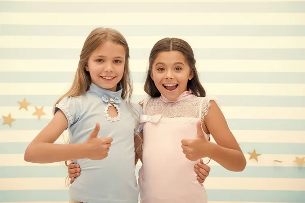 Hoge kwaliteit. kleine meisjes Toon thumbs ups als symbool van hoge kwaliteit. succes. kleine meisjes zijn beste vrienden. — Stockfoto