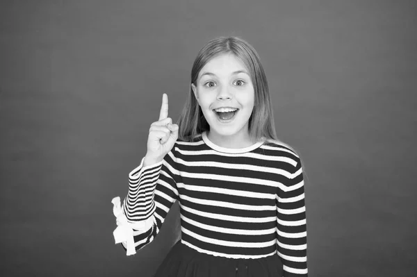 Felicidade infantil. criança menina pequena. Educação escolar. família e amor. Dia das crianças. Boa paternidade. Cuidados infantis. menina feliz no fundo vermelho. Tenho uma boa ideia. Alegria pura — Fotografia de Stock