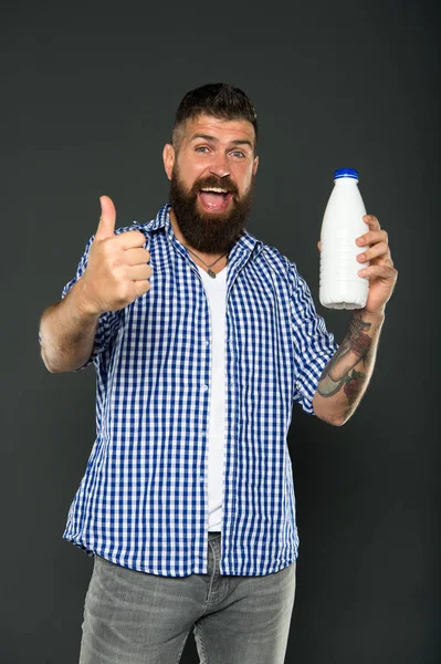 Joghurt Probiotika und Präbiotika. bärtige Mann halten weiße Flasche mit Milch. Brutale kaukasische Hipster trinken Milch. Laktose-Diät. Gesundheitsfürsorge und Ernährung. Milchprodukte. Milchzucker konsumieren. gesunde Ernährung — Stockfoto