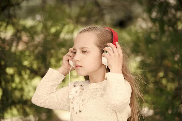 Hübsches kleines Mädchen genießt Musik mit Kopfhörern — Stockfoto
