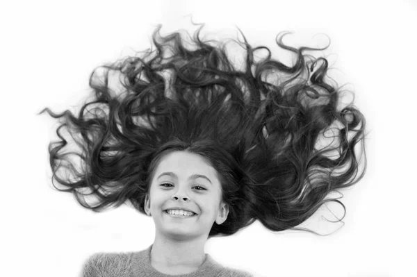 Pflege, die gesundes schönes Haar verleiht. Mädchen niedliches Kind mit langen lockigen Haaren isoliert auf weiß. Haarmaske Rezept. Friseursalon-Konzept. Maske für lange Haare. Schönheitsbehandlung für beschädigte Locken — Stockfoto