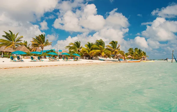 Costa Maya, México - 01 de febrero de 2016: playa de mar. Agua azul, arena blanca y palmeras en la playa de mar tropical. Vacaciones de verano en la playa del mar Caribe. Playa del mar relajarse. La aventura está ahí fuera. — Foto de Stock