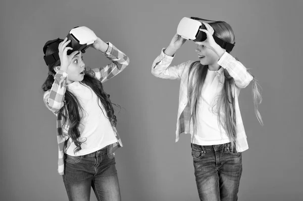 Descubre la realidad virtual. Niños niñas juegan juego de realidad virtual. Los amigos interactúan en vr. Explora la realidad alternativa. El futuro está presente. Espacio cibernético y juegos virtuales. Tecnología de realidad virtual —  Fotos de Stock