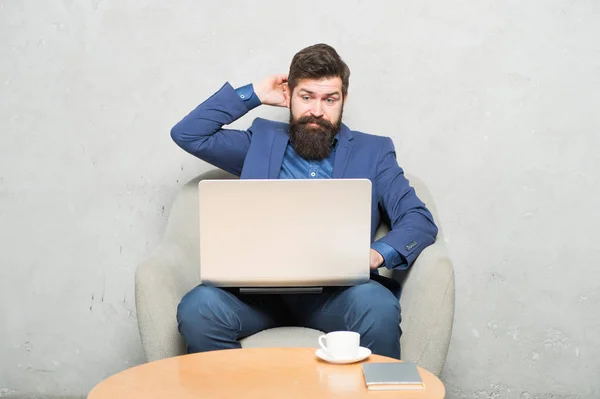 Surfen im Internet. online kaufen. Projektleiter. Geschäftskorrespondenz. moderner Geschäftsmann. Geschäftsleute arbeiten Laptop. Mann trinkt Kaffee im Büro. Antwort auf Geschäftsemails. digitales Marketing — Stockfoto