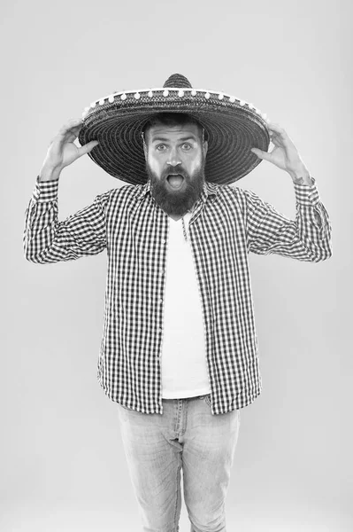 Lleno de emociones. Hipster con sombrero de ala ancha. Accesorio de moda tradicional para fiesta de disfraces mexicanos. Un mexicano con sombrero. Hombre barbudo con sombrero mexicano. Está enamorado del estilo mexicano. — Foto de Stock