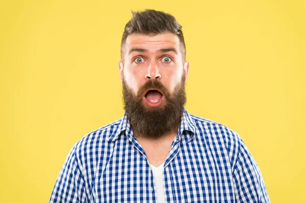 Siempre preguntándome. Hombre barbudo hipster preguntándose cara fondo amarillo de cerca. El tipo sorprendió la expresión facial. Hipster expresión emocional sorprendida. Rústico macho sorprendido. Noticias sorprendentes — Foto de Stock