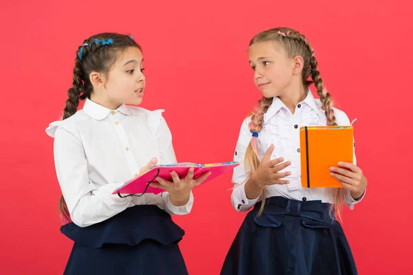 女の子の子供学校制服本を保持します。女子高生日記メモ帳を見せる。学校は概念を提供する。学校の文房具。楽しい勉強のためのかわいい文房具を買う。文房具と妄想で有名な女の子 — ストック写真