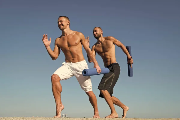 Verbetering van het voordeel van gezondheids activiteiten. Gespierde mannen doen sport. Mannen met gespierde lichamen genieten van een goede gezondheid. Succes in de sport. Blijf in beweging naar succes — Stockfoto