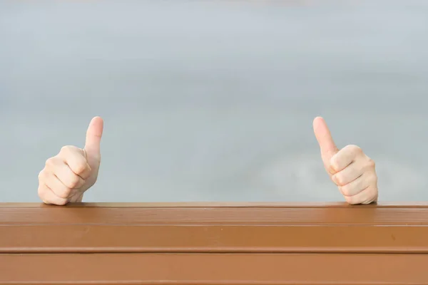 Als je het wilt duimen ups. Menselijke handen geven duimen ups ondertekenen op grijze achtergrond. Het uitbreiden van de handen met duimen ups gebaren. Gesturing duimen ups, kopieer ruimte — Stockfoto