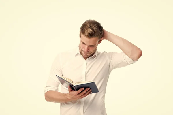 Geconcentreerde mannelijke persoon kijken naar papieren. Volledige concentratie op het werk. ziek en moe. hard werken. Grote beslissingen. Harde keuze te maken. Hij moet een deskundig advies — Stockfoto