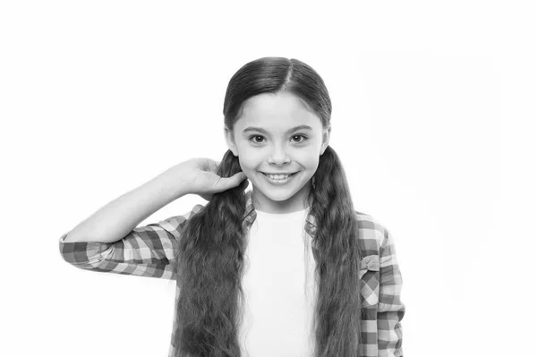 Donner aux cheveux une perfection soyeuse. Jolie fille avec une coiffure longue. Petite fille avec une coiffure élégante en queue de cheval. Petit enfant aux cheveux bruns. Petit modèle de cheveux avec look beauté. Salon de coiffure pour enfants — Photo