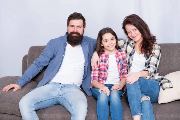 Bonos familiares. familia feliz relajarse en casa. fin de semana familiar. madre y padre aman a la hija. Relájate. Niña con padres. vínculos relativos. barbudo hombre y mujer con hijo. tiempo para relajarse — Foto de Stock