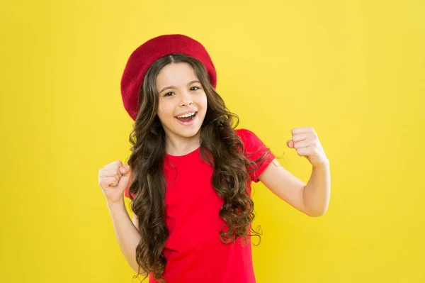 Menina em chapéu de estilo francês. menina feliz com cabelos longos encaracolados na boina. moda de verão e beleza. Infância. salão de cabeleireiro. criança parisiense em fundo amarelo. sucesso. tendência boina francesa — Fotografia de Stock