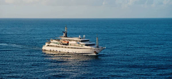 Nave en el mar en Bridgetown, Barbados. Viaje por mar. Descubrimiento y aventura. Viaje marítimo en barco. Itinerario a viaje por mar en barco de pasajeros —  Fotos de Stock