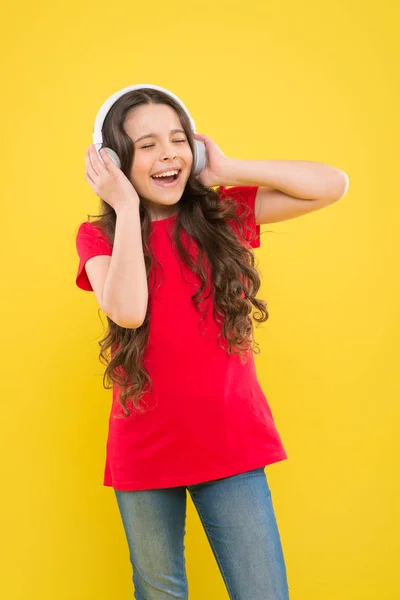 Coge el ritmo. Los niños o adolescentes disfrutan de la música en los auriculares. Niña disfrutando de su música favorita. Un chico escuchando auriculares musicales. Concepto de ritmo musical. Entretenimiento y diversión. Las mejores canciones de verano —  Fotos de Stock