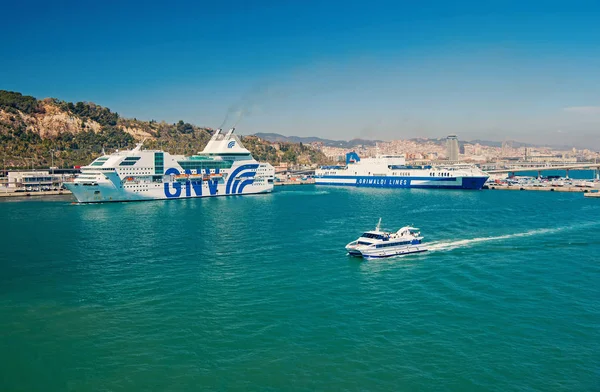Βαρκελώνη, Ισπανία - Μαρτίου 30, 2016: υπερωκεάνια Gnv και Grimaldi Lines στο λιμάνι. Κρουαζιέρα τακτικών γραμμών προορισμού και το ταξίδι. Καλοκαιρινές διακοπές και διακοπές. Wanderlust και ανακάλυψη. Ταξιδεύοντας με σκάφος της γραμμής στη θάλασσα — Φωτογραφία Αρχείου