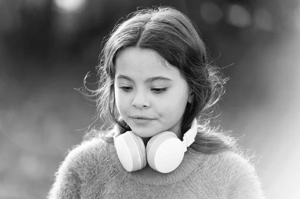 Ładna melomane. Małe dziecko dziewczyna noszenia słuchawek. Szczęśliwe dziecko, aby słuchać muzyki w podróży. Zewnątrz urocza dziewczynka. Wszystko, co ona chce usłyszeć to muzyka — Zdjęcie stockowe
