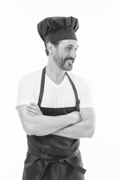 Уверенный в своих кулинарных навыках. Старший повар с бородой и усами в фартуке. Пожилой шеф-повар в красном фартуке. Взрослый мужчина в шляпе шеф-повара и фартуке. Домашняя кухня
