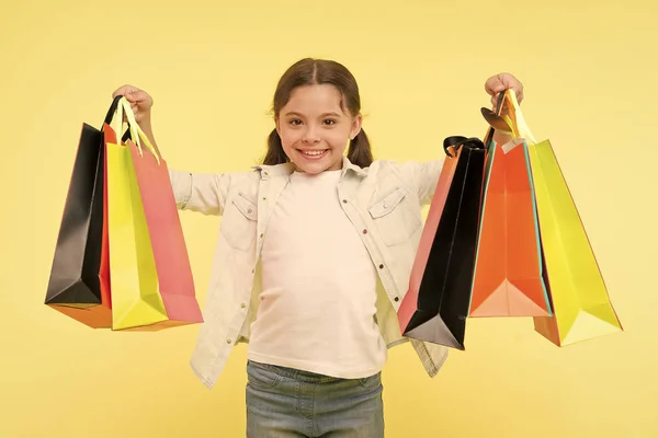 En iyi indirim ve promo kodları. Okula geri sezon bütçeleme öğretmek için büyük zaman temelleri çocuk. Kız alışveriş torbaları taşır. Okul sezonu satın malzemeleri Kırtasiye kıyafetleri için önceden hazırlama — Stok fotoğraf