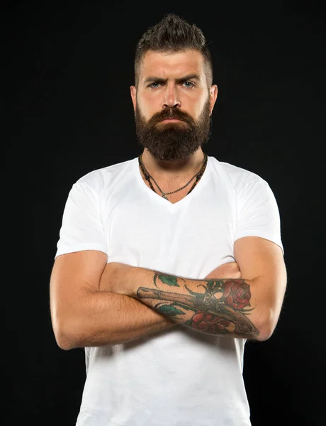 Mode barbe et concept de coiffeur. Homme belle barbe hipster élégant et moustache. Les pointes de barbier maintiennent la barbe. Soin de barbe coiffant et taillant. Beauté et masculinité. Barbu confiant hipster — Photo