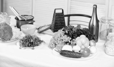 Yeşillik ve taze sebze. Sebze yararlı ipuçları pişirme. Mutfak aletleri ve sebze maddeler içeren tablo. Tadı dünyasına hoş geldin. Sağlıklı yemek için taze sebze malzemeler