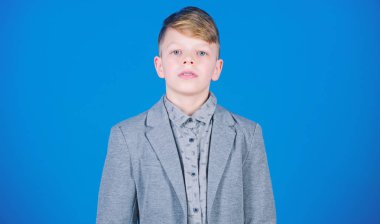 Kendine güvenen adam şık kıyafet tadını çıkarın. Yakışıklı ve şık olmayı dene. Daha hızlı büyümek istiyorum. Tarzı hakkında çok şey biliyorum. Onun tarzı buldum. Çocuk modern saç modeli giyim resmi tarzı takım elbise mavi arka plan