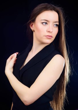 cilt bakımı kozmetik ve makyaj. doğal güzellik. esmer saçlı güzel bir kadın. şehvetli kadın siyah izole. kuaför salonu. moda modeli portre. Mükemmel kadın