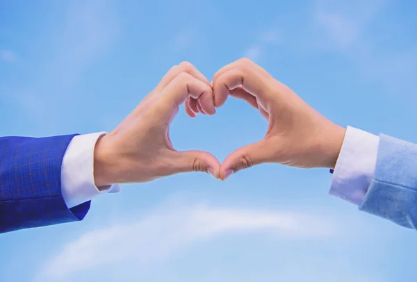 Conceito de símbolo de amor. gesto coração mão forma forma usando os dedos. Mãos juntas em forma de coração fundo céu azul. Mãos masculinas em forma de coração gesto símbolo de amor e romance — Fotografia de Stock