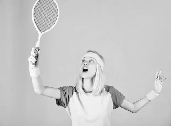 Stile di vita attivo. La donna tiene in mano la racchetta da tennis. Concetto di tennis club. Sport per il mantenimento della salute. Tennis sport e intrattenimento. Tempo libero attivo e hobby. Ragazza in forma sottile bionda giocare a tennis — Foto Stock