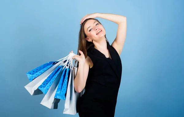 Sexy vrouw met lang haar bij het winkelen. boodschappentas. Grote verkoop. sensuele vrouw houden aankoop pakket. mode en schoonheid. Gelukkige verjaardagscadeau. besparingen op aankopen. Bedankt voor uw aankoop. — Stockfoto