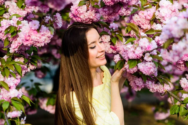 Natural summer beauty. skincare and spa. Natural cosmetics for skin. blossom smell, allergy. woman in spring flower bloom. girl in cherry flower. Sakura tree blooming. Great pleasure — Stock Photo, Image