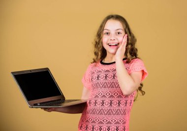 online eğitim ve e öğrenme. dijital çağda çocuk gelişimi. Sosyal ağı kullanarak. mobil internet ile online alışveriş. iş dijital pazarlama. dizüstü ile mutlu küçük kız. Hometask