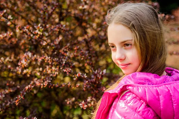 Växter som odlas för att visas för allmänheten. Flicka promenad i botaniska trädgården. Lugn miljö trädgård. Njuter av naturen. Kid söt fancy barn tillbringa tid i parken. Utforska trädgården. Utflykt till botaniska trädgården — Stockfoto