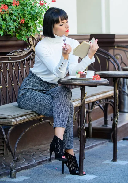 Menina beber café ler livro. Mulher tem bebida desfrutar de um bom terraço café livro. Conceito de auto-aperfeiçoamento. Literatura feminina. Caneca de bom café e livro agradável melhor combinação para fim de semana perfeito — Fotografia de Stock