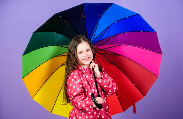 Podzimní módy. Holčička v pláštěnce. ochranu proti dešti. Rainbow. Veselé hipsterové dítě v dobré náladě. šťastné děvčátko s barevným deštníkem. V jejím vlastním stylu. Život je úžasný — Stock fotografie