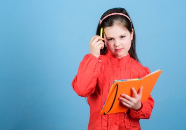 Okuma eğitimi. Sevimli küçük kız okuma ve egzersiz kitabında yazma öğrenirler. Sevimli küçük çocuk ev okuma için açık kitap tutan. Okuma yazma yazma, kopyalama alanı geliştirme