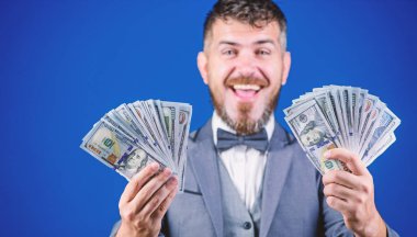 Kadar kar kazanç. Zengin işadamı bizimle dolarlık banknotlar. Para birimi broker para bohça ile. Kendi iş ile para yapma. Nakit para tutan sakallı adam. İş başlangıç kredi