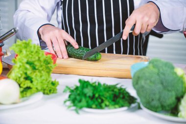 İş yerinde. Şef adam önlük. Gizli tadı tarifi. Vejetaryen. Sakallı adam mutfak, mutfak yemek. Diyet ve organik gıda, vitamin. Sağlıklı yemek