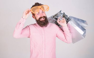 Mutlu grup kağıt torbalar ile alışveriş. Karlı bir anlaşma. Alışveriş bağımlısı tüketici. Nasıl sonraki tatil için hazır olun. Adam çok alışveriş torbaları ile sakallı hippi. Üstünde siyah Cuma alışveriş