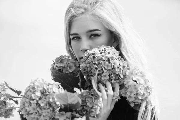 Pure schoonheid. Tederheid van jonge huid. Lente de bloei. Inschrijving blond meisje houdt hydrangea bloemen boeket. Begrip van de natuurlijke schoonheid. Huid verzorging en schoonheidsbehandelingen. Zachte bloem voor gevoelige vrouw — Stockfoto