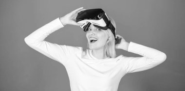 VR aygıt kullanan kadın. Mutlu genç kadın film izlerken ya da video oyunları oynarken sanal gerçeklik gözlük takıyor. Kadın çok heyecanlı 3d gözlük kullanma. Sanal gerçeklik kadın.